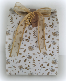 Luxe handdoek 50 x 100 cm forest green 'esdoornblad' met (gewenste) naam in geelgoud