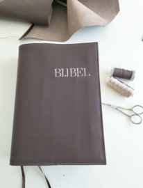 Bijbelhoes 'Bijbel met uitleg' donkerbruin lamsleer borduring