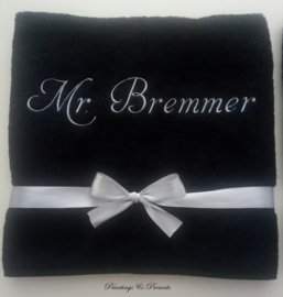 Geborduurde handdoek zwart met Mr. of  Mrs. (en gewenste achternaam) huwelijkscadeau