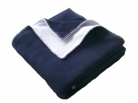 Wiegdeken/ babydeken 75 x 100 cm donkerblauw/navy wafelstof en  wit fleece met geborduurde naam