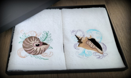 Set twee gastendoekjes geborduurd schelpen in geschenkdoos zwart