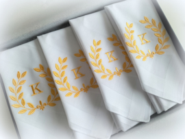 Luxe set zakdoeken met borduring en initiaal naar wens in geschenkdoos zwart