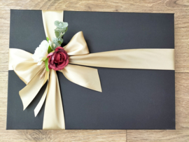 Luxe heren zakdoeken met borduring en initiaal naar wens in geschenkdoos zwart