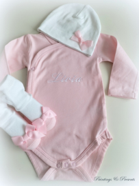Geborduurde roze romper en babymutsje met geborduurde naam en strikje