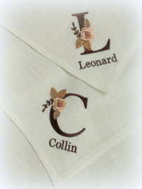 Gepersonaliseerde servet off white linnen met naam en letter corsage roos initiaal geborduurd huwelijk camel bruin beige zalm