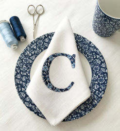 Landelijke linnen off white servet 'letter' gepersonaliseerd geborduurd blauw chinoiserie