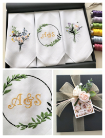Luxe dames zakdoeken geborduurd veldboeket en initialen katoenen huwelijk geschenkdoos zwart