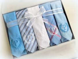 Luxe heren zakdoeken blauw/ wit met borduring initiaal laurel krans in geschenkdoos zwart