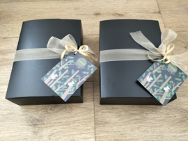 Luxe handdoek 50 x 100 cm forest green met (gewenste) naam in geelgoud in cadeaudoos