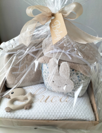 Cadeaupakket beige/ off white gebreide deken geborduurd met naam, bijtring en speelkubus