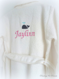 Geborduurde kinderbadjas ecru met naam blauw of roze letters en walvis