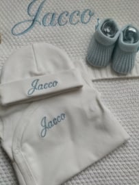 Cadeaupakket baby wit gebreide deken, romper, muts, slofjes met geborduurde naam blauw