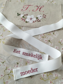 Keukenschort zand kersenbloesem gepersonaliseerd met geborduurde initialen