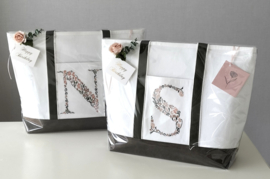 Boodschappen tas canvas met geborduurde bloemenletter initiaal mille fleurs