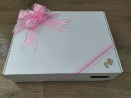 Cadeaupakket baby wit fleece deken, romper, muts, slofjes met geborduurde naam roze