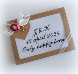 Geborduurde zakdoek wit met initialen huwelijk 'Only happy tears'