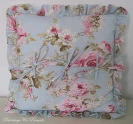 Kussen 45 x 45 cm met roezelrand, strikjes 'English rose' light blue