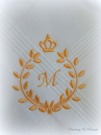 Geborduurde zakdoek wit met krans/kroon en letter/initialen/monogram in goud