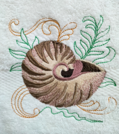 Geborduurd gastendoekje wit met schelp 'Nautilus'