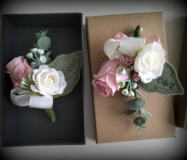 Herencorsage in luxe zwart geschenkdoosje geborduurd gepersonaliseerd blad
