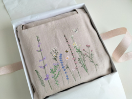 Linnen schort met geborduurde veldbloemen naturel/ licht beige stone washed