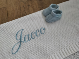 Cadeaupakket baby wit gebreide deken, romper, muts, slofjes met geborduurde naam blauw