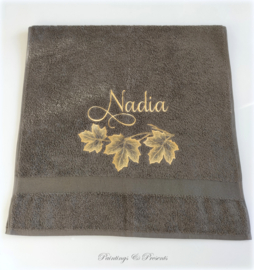 Luxe handdoek 50 x 100 cm forest green 'esdoornblad' met (gewenste) naam in geelgoud