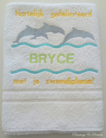 Luxe geborduurde handdoek 50 x 100 cm wit  dolfijnen gefeliciteerd zwemdiploma met naam geel/groen