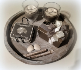 Dienblad hout met 2 geurkaarsen 'koffie', chocolade, onderzetters en schelpen