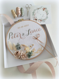 Trouwringhouder geborduurd borduurring gepersonaliseerd droogbloemen kaki, beige, eucalyptus groen