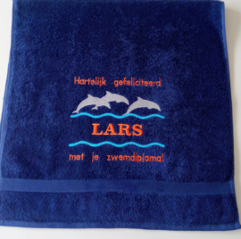 Luxe geborduurde handdoek 50 x 100 cm donkerblauw dolfijnen gefeliciteerd zwemdiploma met naam oranje