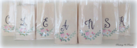 Geborduurd gastendoekje crème met gewenste initiaal/letter corsage