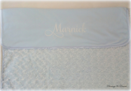 Babydeken wiegdeken licht blauw met geborduurde naam (en datum) geboorte cadeau