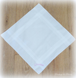Geborduurde zakdoek wit met  naam in roze/ fuchsia