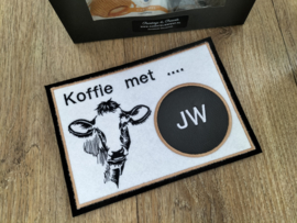 Mok onderzetter 'Koffie met koe(k)' geborduurd koffie pakket