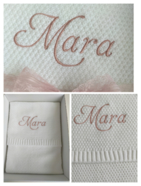 babydeken wit gebreid met geborduurde naam oud roze