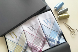 Luxe heren zakdoeken met borduring initiaal in geschenkdoos zwart