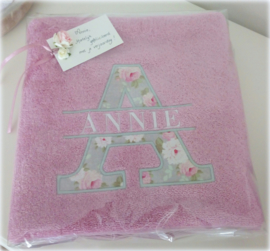 Oud roze baddoek 60 x 110 cm met applicatie grijs rozen letter en naam
