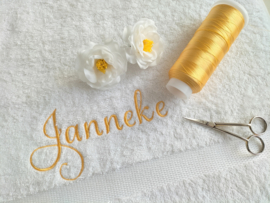 Luxe handdoek 50 x 100 cm wit met naam geborduurd  zeeprozen geschenkdoos
