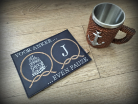 Mok onderzetter 'Voor anker... even pauze' donkerblauw kunstleer bruin/grijs