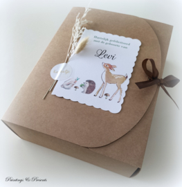 Cadeaudoos kraft met wiegdeken wit / zwart geborduurde naam en kaartje
