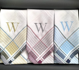 Luxe heren zakdoeken met borduring initiaal in geschenkdoos zwart