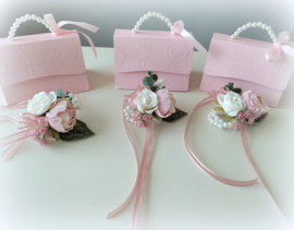 Armbandcorsage parels en bloemen rozen, eucalyptus, satijnlint en geborduurd blad vilt