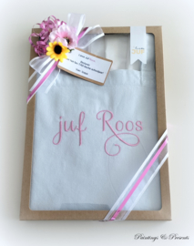 Geborduurde katoen tas met naam juf licht blauw en fuchsiaroze