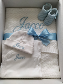Cadeaupakket baby wit gebreide deken, romper, muts, slofjes met geborduurde naam blauw