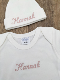 Cadeaupakket baby roze gebreide deken, romper, muts, slofjes met geborduurde naam bijtring