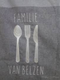Cadeauset geborduurde theedoek/keukendoek met gewenste familie naam en bestek grijs