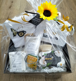 Cadeau bakpakket verjaardag keukendoek theedoek geborduurd naam