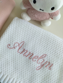 Cadeaupakket baby roze gebreide deken geborduurd met naam, knuffel Nijntje en speelkubus
