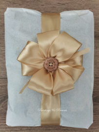 Luxe handdoek 50 x 100 cm forest green 'esdoornblad' met (gewenste) naam in geelgoud